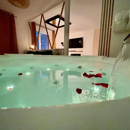 Love Jacuzzi Apartment Montévrain